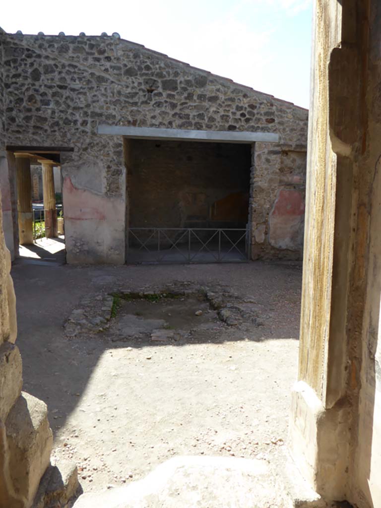 VI.16.7 Pompeii. September 2015. Entrance corridor A, looking west to atrium B.
Foto Annette Haug, ERC Grant 681269 DCOR.

