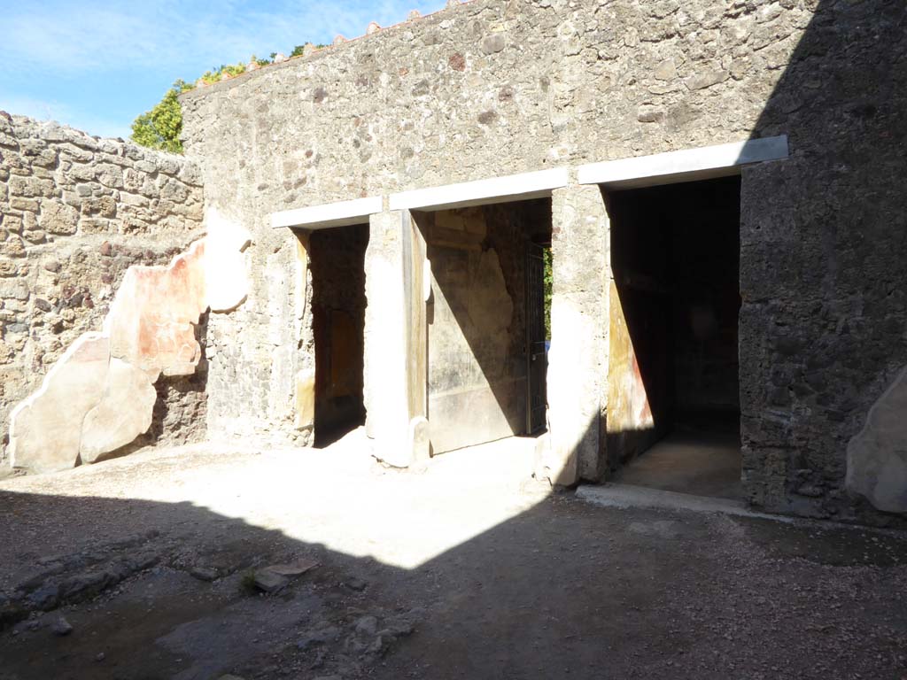 VI.16.7 Pompeii. September 2015. Looking towards north-east side of atrium B, with doorways to rooms C, A and D. 
Foto Annette Haug, ERC Grant 681269 DCOR.

