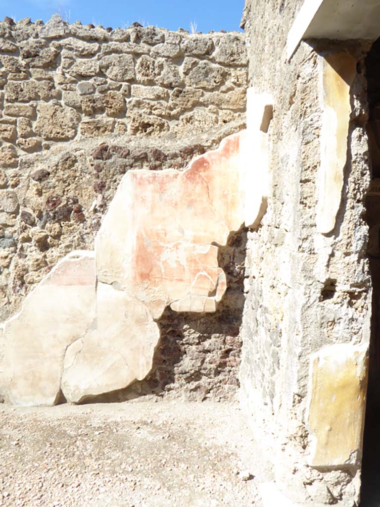 VI.16.7 Pompeii. September 2015. North wall in north-east corner of atrium B, with doorway to room C, on right.
Foto Annette Haug, ERC Grant 681269 DCOR.

