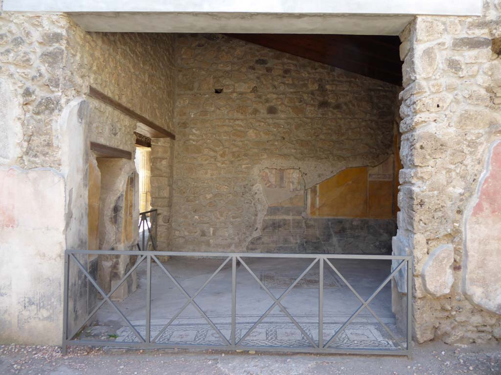 VI.16.7 Pompeii. September 2015. Tablinum E, looking west through doorway from atrium B.
Foto Annette Haug, ERC Grant 681269 DÉCOR.

