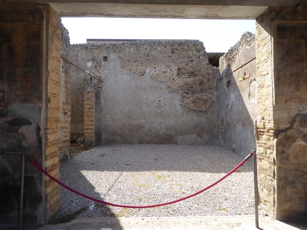 VI.16.7 Pompeii. September 2015. Triclinium O, looking west from portico towards doorway.
Foto Annette Haug, ERC Grant 681269 DÉCOR.
