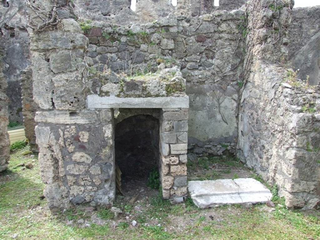 VI.16.27 Pompeii. March 2009. Looking west in north-west corner of peristyle M, towards dog house?, next to small room with marble sill. According to NdS, found on the small area of wall to the left of the “dog house”, was a red graffito traced with a red stone, of which could be read – CRISPE VA  See Notizie degli Scavi di Antichità, 1908, (p.191)
