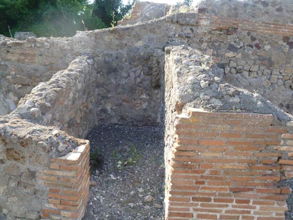 VI.17.4 Pompeii. May 2011. Looking north into small room, on the east side of the previous room.