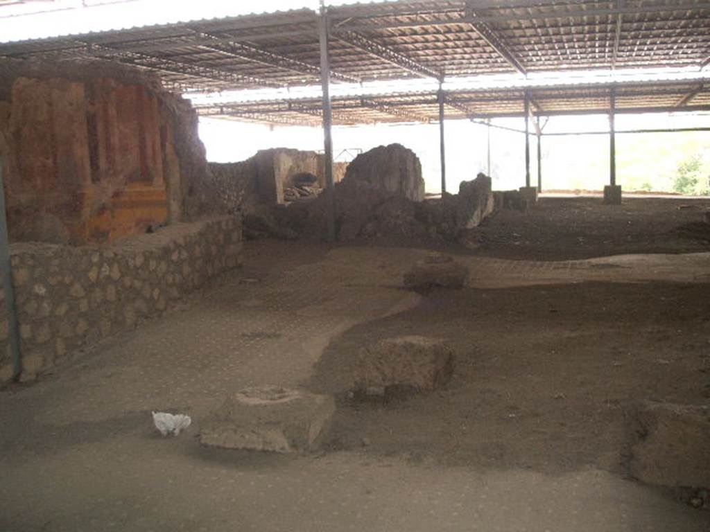 VI.17.41 Pompeii. May 2005. Looking south-west across atrium and impluvium.