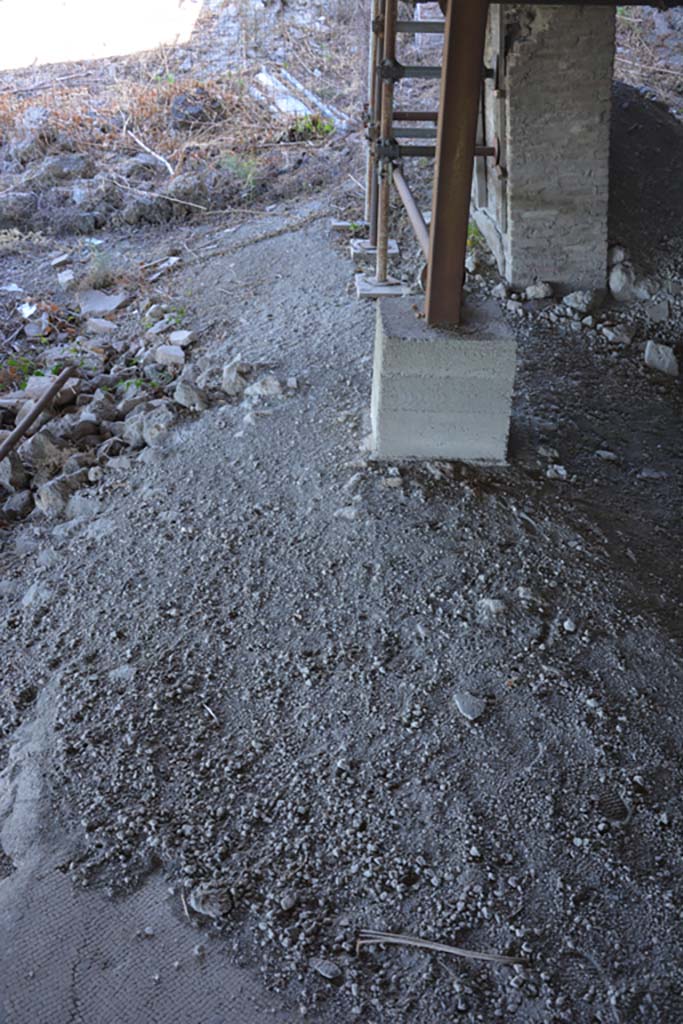 VI.17.41 Pompeii. September 2019. 
Looking north along portico flooring on west side of rear rooms. 
Foto Annette Haug, ERC Grant 681269 DCOR.
