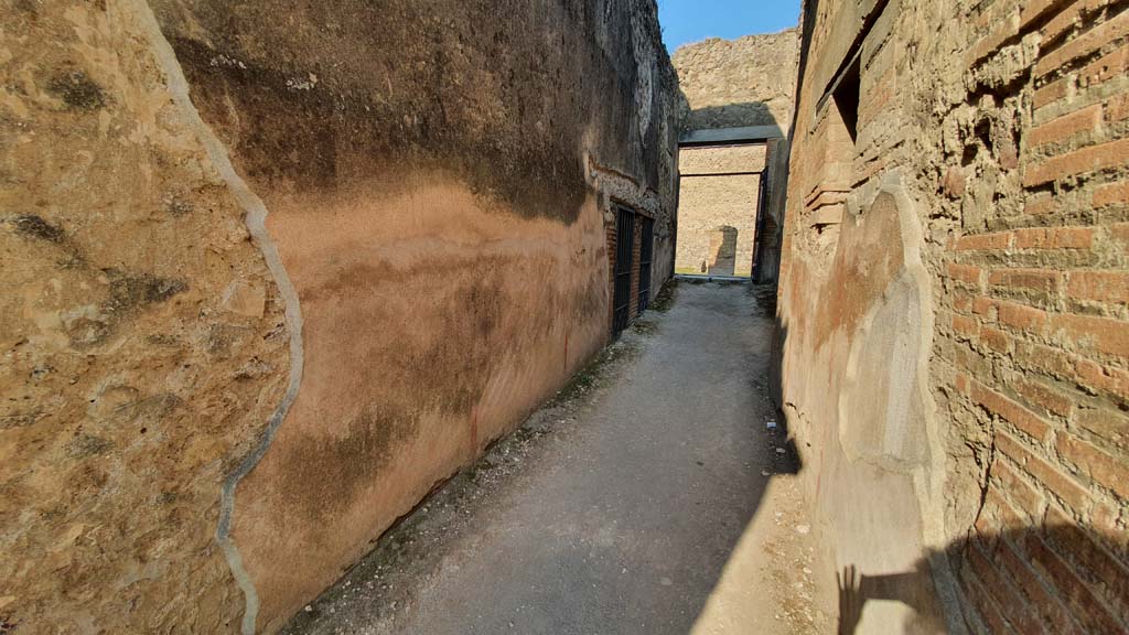 VII.1.8 Pompeii. July 2021. Corridor H, at north-west corner of gymnasium C. 
Looking west along corridor towards entrance doorway at VII.1.51.
Foto Annette Haug, ERC Grant 681269 DÉCOR

