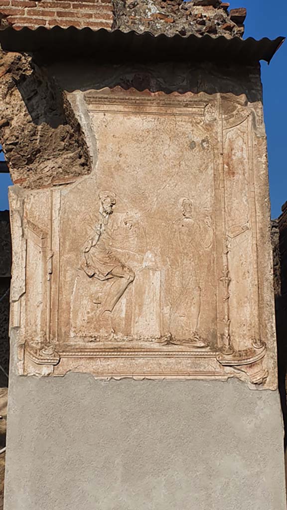 VII.1.8 Pompeii. July 2021. Pilaster on north side of nymphaeum G entrance.
Foto Annette Haug, ERC Grant 681269 DÉCOR
