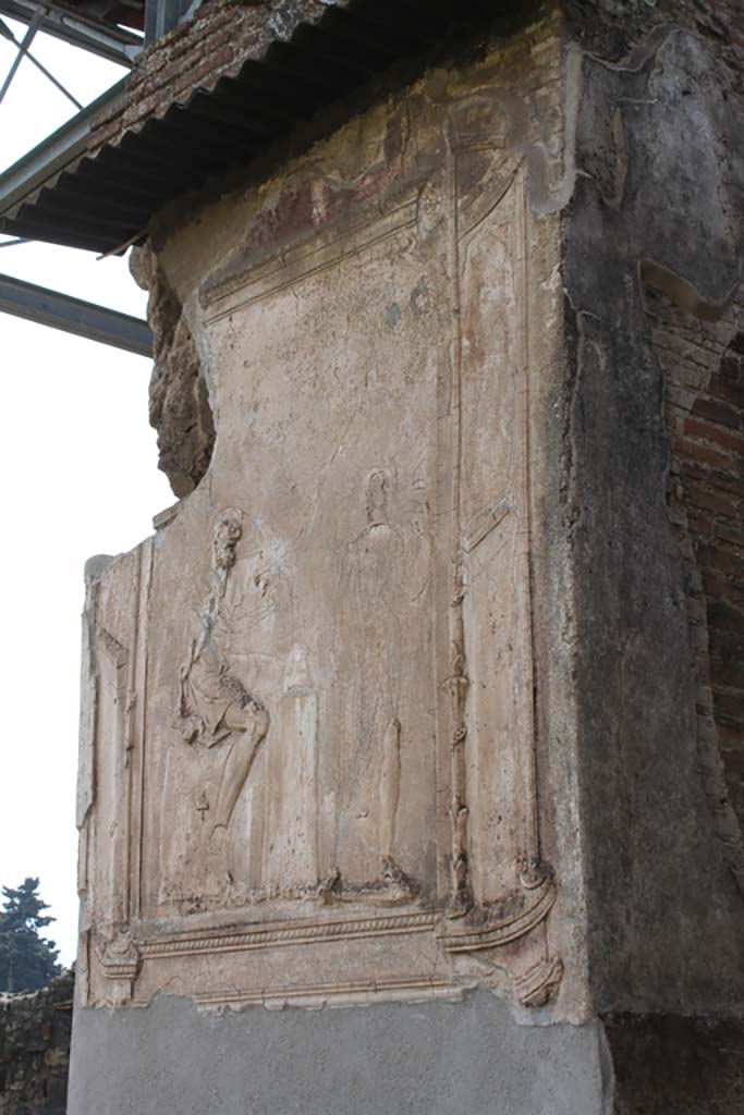 VII.1.8 Pompeii. March 2014. Pilaster on north side of nymphaeum G entrance.
Foto Annette Haug, ERC Grant 681269 DÉCOR


