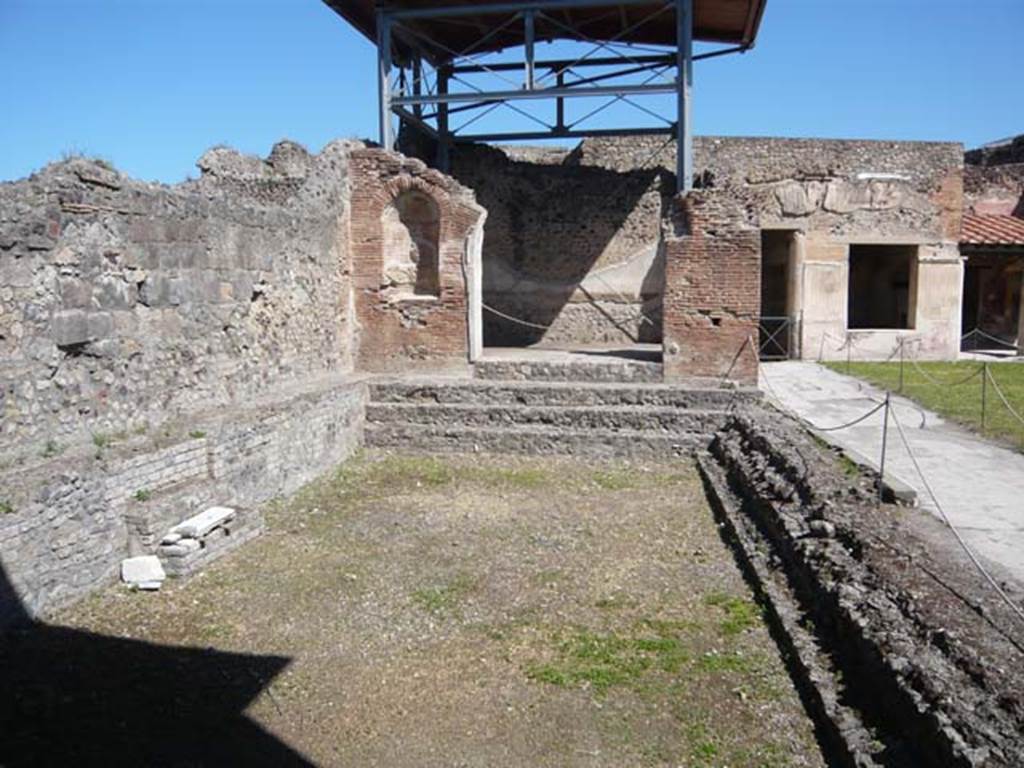 VII.1.8 Pompeii. September 2005. Swimming pool D, looking south to nymphaeum F.