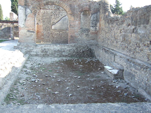 VII.1.8 Pompeii. September 2005. Swimming pool D, looking south to nymphaeum F.