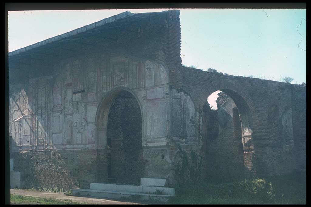 VII.1.8 Pompeii. Entrance to nymphaeum F, with marble steps.
Photographed 1970-79 by Günther Einhorn, picture courtesy of his son Ralf Einhorn.
