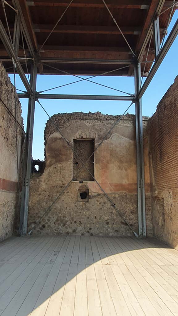VII.1.8 Pompeii. April 2019. Looking towards west wall of nymphaeum F, with niche. 
Photo courtesy of Rick Bauer.

