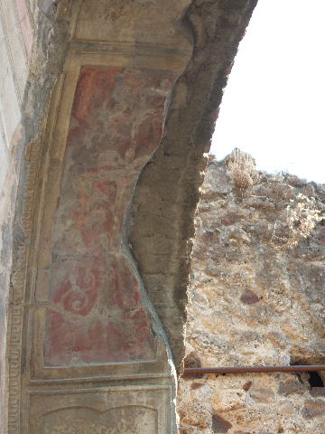 VII.1.8 Pompeii . September 2005. Nymphaeum F, east wall. Decorative plasterwork on south side of arch.