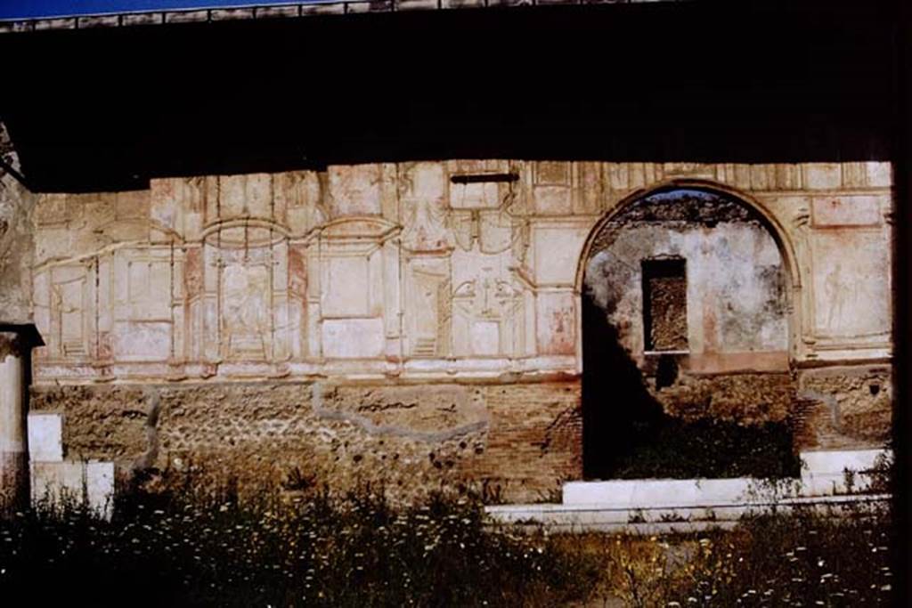 VII.1.8 Pompeii. July 2021. Stucco upper exterior walls around arched entrance into nymphaeum F.
Foto Annette Haug, ERC Grant 681269 DÉCOR

