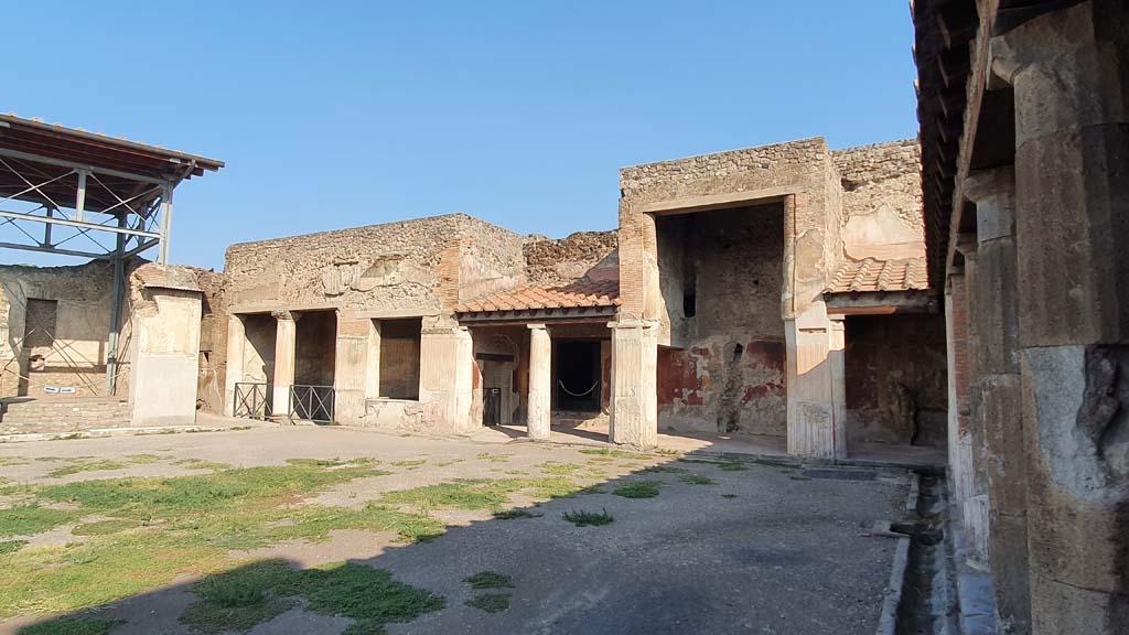 VII.1.8 Pompeii. September 2017. Looking towards east portico. Photo courtesy of Klaus Heese.