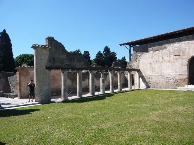 VII.1.8 Pompeii. June 2012. Entrance vestibule A, looking south towards entrance on Via dell’Abbondanza. Photo courtesy of Michael Binns.
