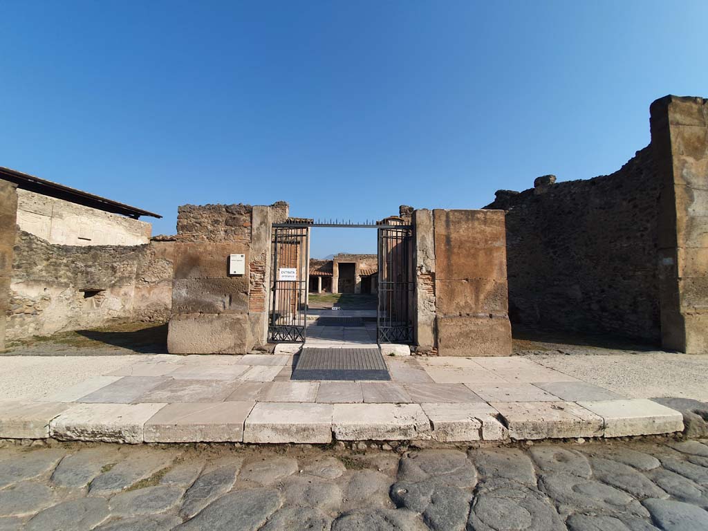 VII.1.8 Pompeii. July 2021. Looking towards north side of Via dell’Abbondanza, with entrance doorway to Baths, in centre.
Foto Annette Haug, ERC Grant 681269 DÉCOR

