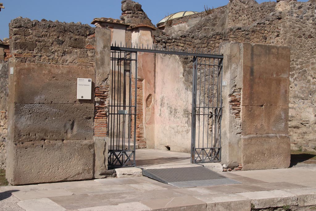V.1.8 Pompeii. Looking towards entrance doorway on north side of Via dell’ Abbondanza.    Photo by permission of the Institute of Archaeology, University of Oxford. File name instarchbx209im003a. Source ID. 44558.  
