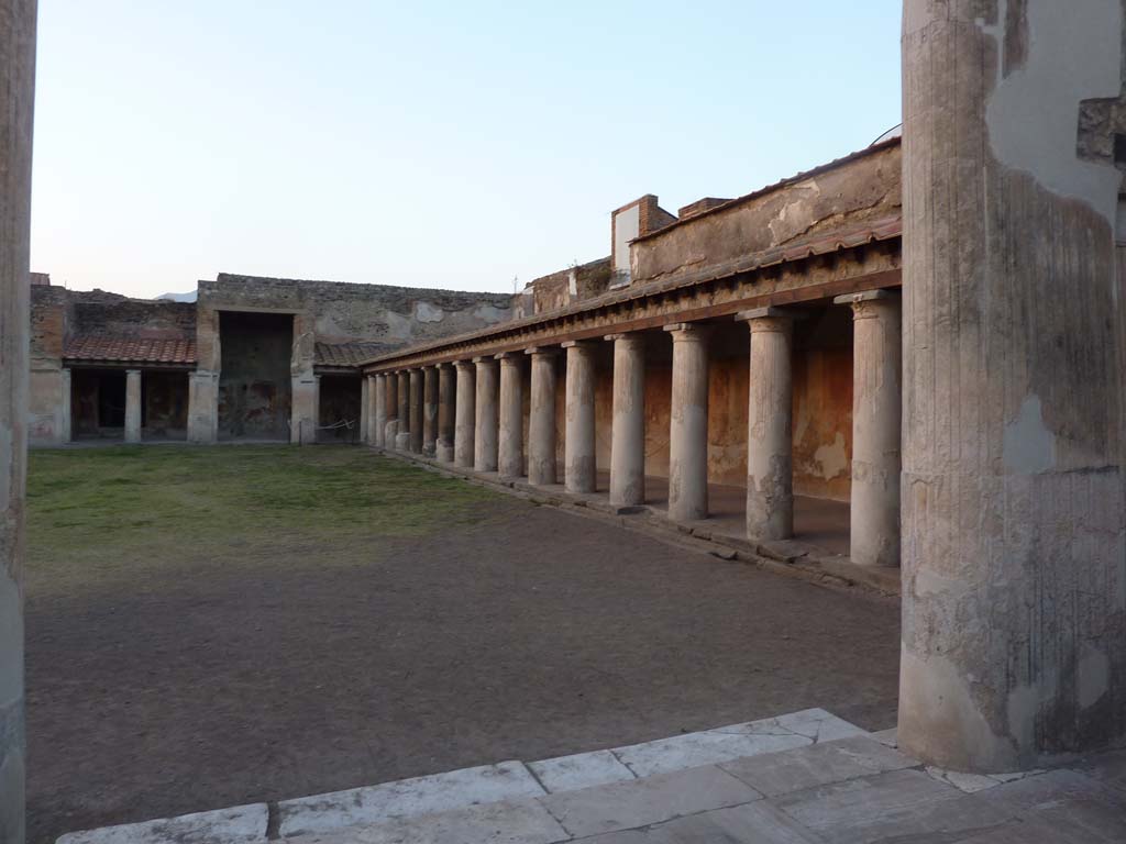 VII.1.8 Pompeii. March 2014. Looking north-east along east portico B.
Foto Annette Haug, ERC Grant 681269 DÉCOR

