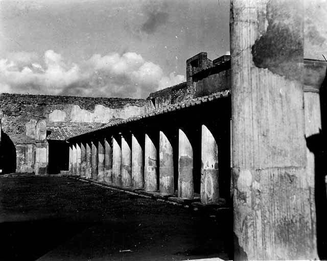 VII.1.8 Pompeii. 1945. East side of portico B looking north from entrance.
Photo courtesy of Rick Bauer.
