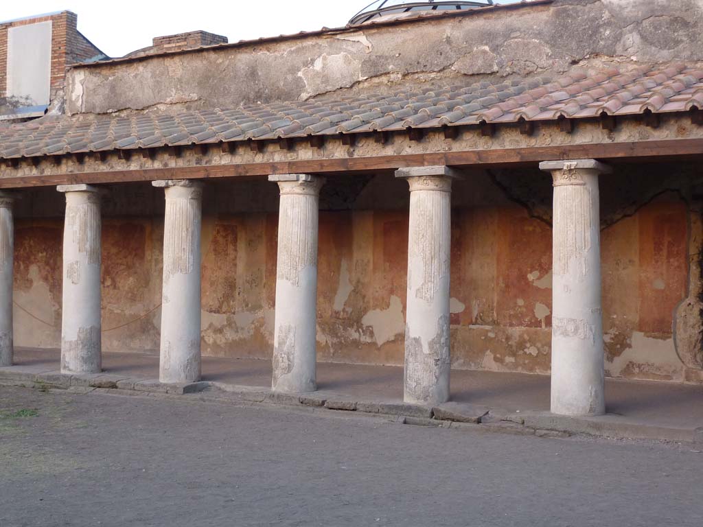 VII.1.8 Pompeii. October 2014. East portico B, looking north-west towards columns. 
Foto Annette Haug, ERC Grant 681269 DÉCOR
