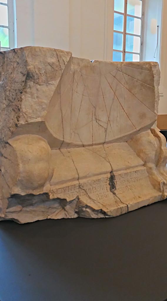 VII.1.8 Pompeii. November 2018. 
Oscan inscription stating that Maras Atinius commissioned the construction of the sundial. Photo courtesy of Giuseppe Ciaramella.
