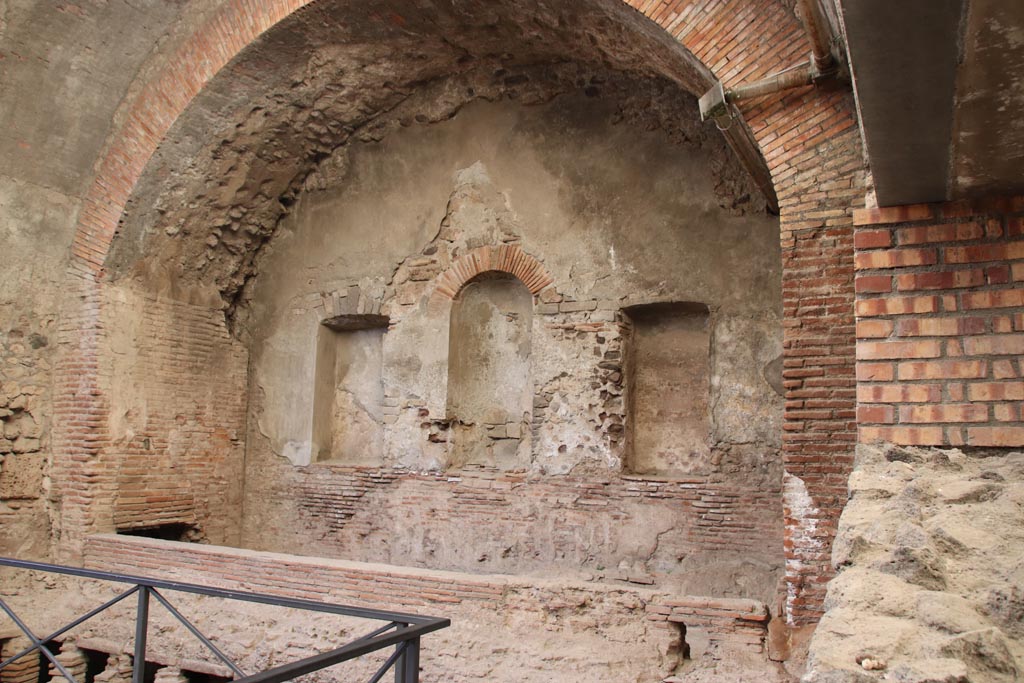 VII.1.8 Pompeii. December 2006. East end wall of calidarium 5 and barrel vaulted ceiling of men’s tepidarium 3.