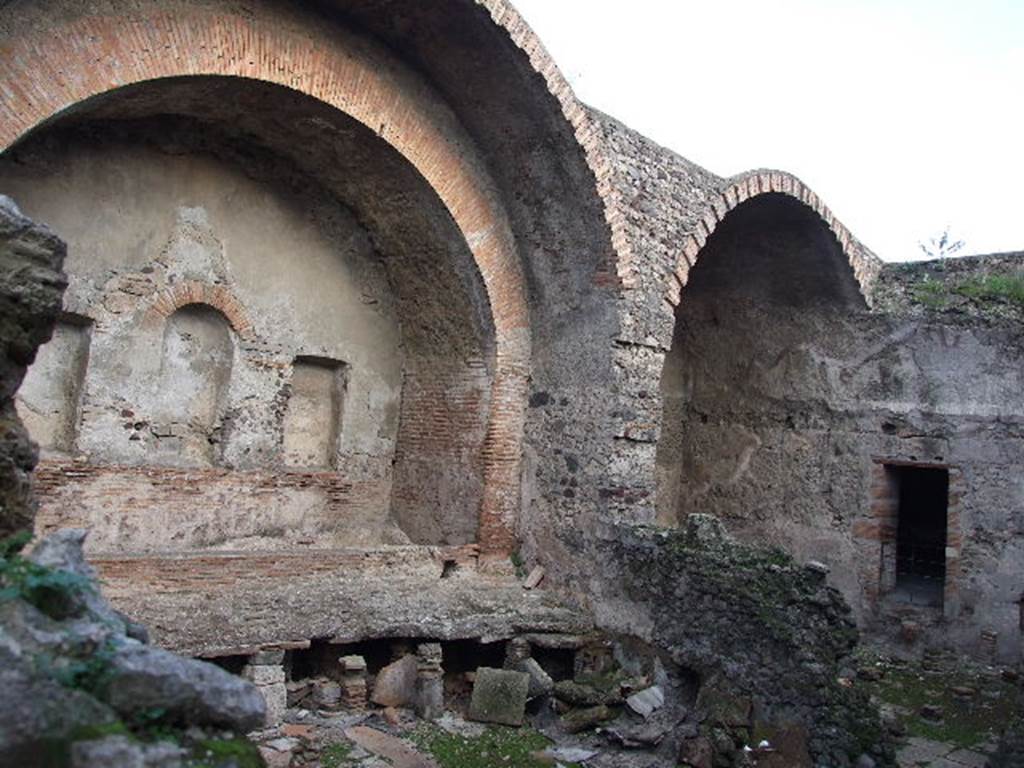 VII.1.8 Pompeii. Old 19th century photograph by Giorgio Sommer. Looking west in men’s calidarium 5 with remains of support for marble drinking water basin. The skylight in the apse also helped to regulate the temperature.