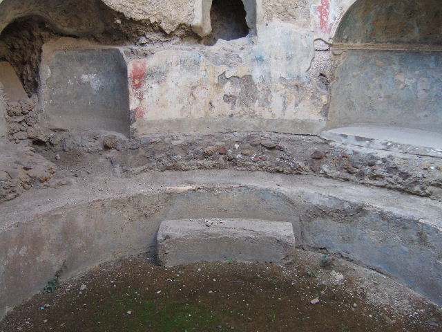VII.1.8 Pompeii. April 2013. Cold bath, step and recesses in frigidarium 4. Photo courtesy of Klaus Heese.