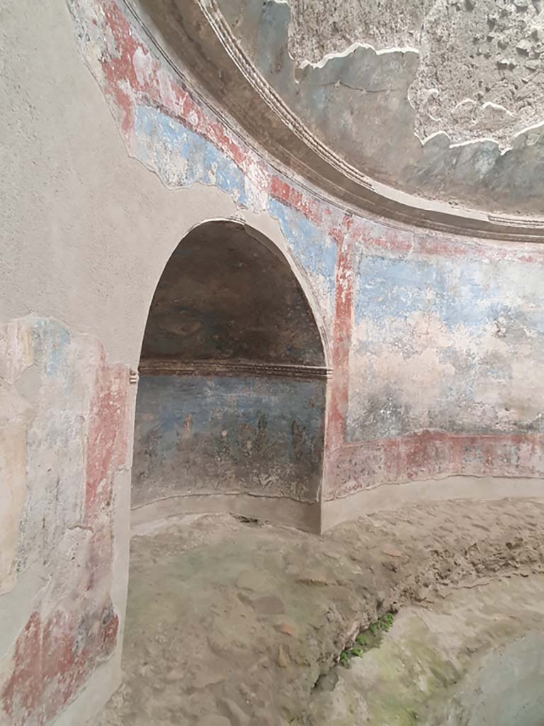 VII.1.8 Pompeii. September 2005. Arched recess on west side in frigidarium 4. 
