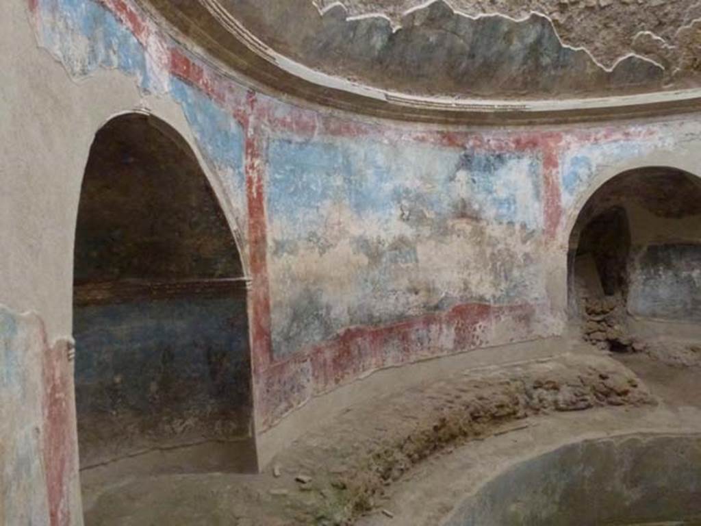 VII.1.8 Pompeii. September 2005. Painted decoration between recesses in frigidarium 4.