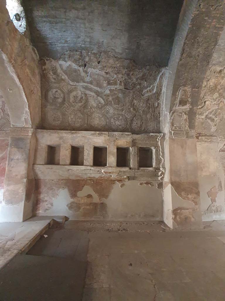 VII.1.8 Pompeii. April 2019. Detail of plasterwork on pilaster in south wall.
Photo courtesy of Rick Bauer.

