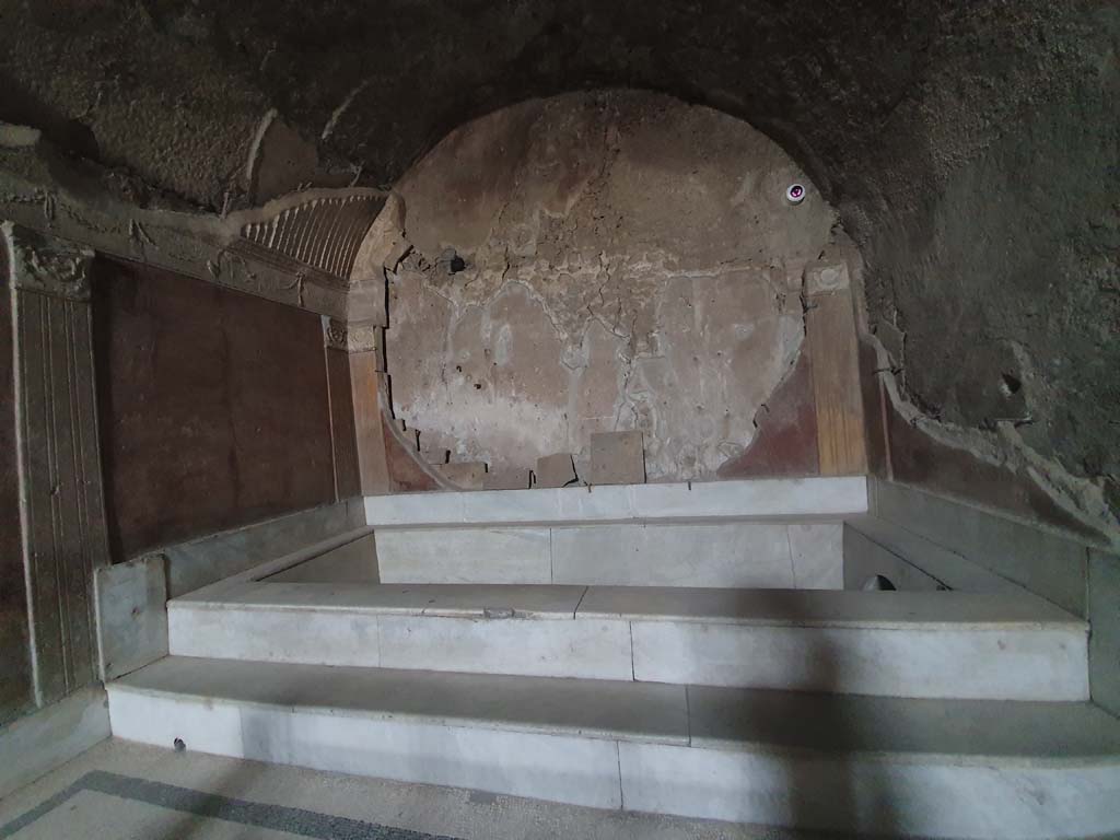 VII.1.8 Pompeii. July 2021. Caldarium 9,  looking towards marble pool at east end.  
Foto Annette Haug, ERC Grant 681269 DCOR
