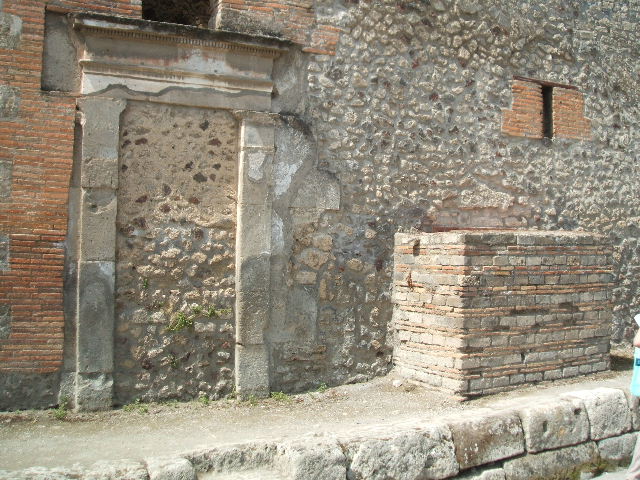 Blocked door between VII.1.14 and VII.1.15 Pompeii. May 2005.
Graffiti found in July 1853 painted in red, on the left between VII.1.14 and the blocked doorway, was

P(ublium)  Fur(ium)  II v(irum)  v(irum)  b(onum)  o(ro)  v(os)  f(aciatis)    [CIL IV 67]

See Pagano, M. and Prisciandaro, R., 2006. Studio sulle provenienze degli oggetti rinvenuti negli scavi borbonici del regno di Napoli.  Naples : Nicola Longobardi. (p. 169)




