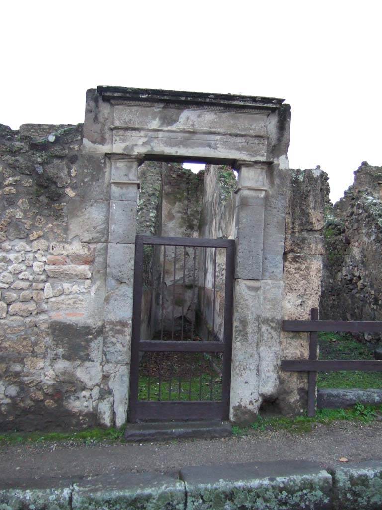 VII.1.17 Pompeii. December 2005. Entrance, looking west from Via Stabiana.
