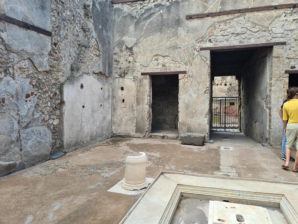 VII.1.47 Pompeii. October 2024. South-west corner of atrium 3.
Doorway to cubiculum 4, in centre, with base of money-chest separating it from entrance corridor/fauces, centre right.
Photo courtesy of Klaus Heese.

