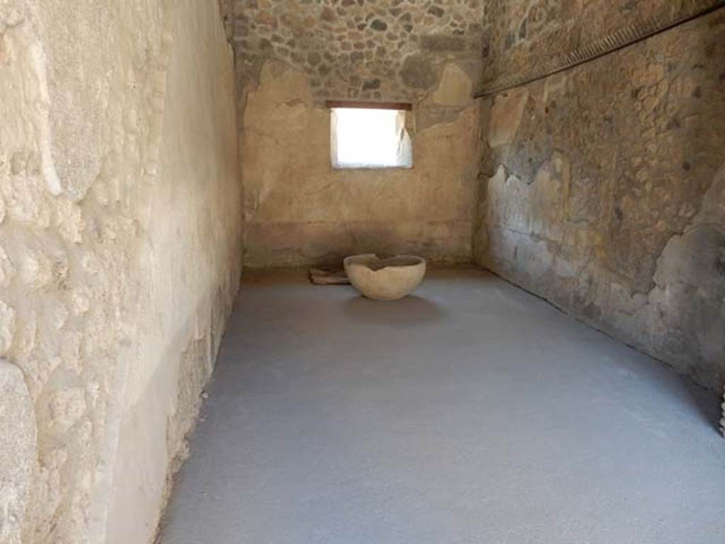 VII.1.47 Pompeii. May 2017. Room 11 on west side of atrium, looking towards west wall with window onto Vicolo del Lupanare. Photo courtesy of Buzz Ferebee.
