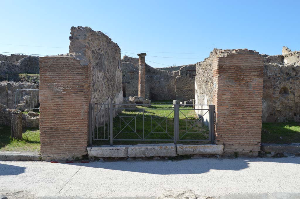 VII.2.11 Pompeii.  Officina tintoria di Ubonius.  December 2007.  Entrance.