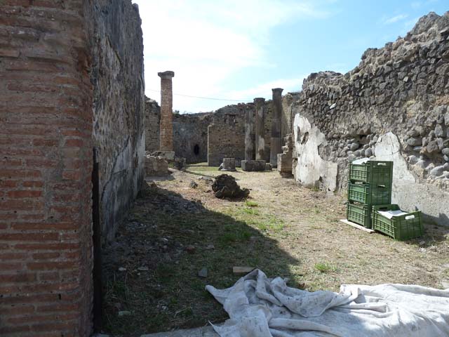 VII.2.11, Pompeii. December 2018. Looking west from entrance corridor. Photo courtesy of Aude Durand.
 
