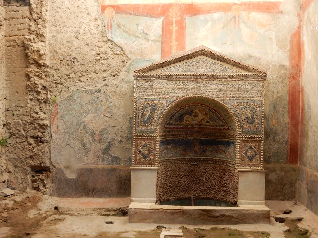 VII.2.45 Pompeii, May 2018. Detail of basin and flooring near fountain in garden area. Photo courtesy of Buzz Ferebee.