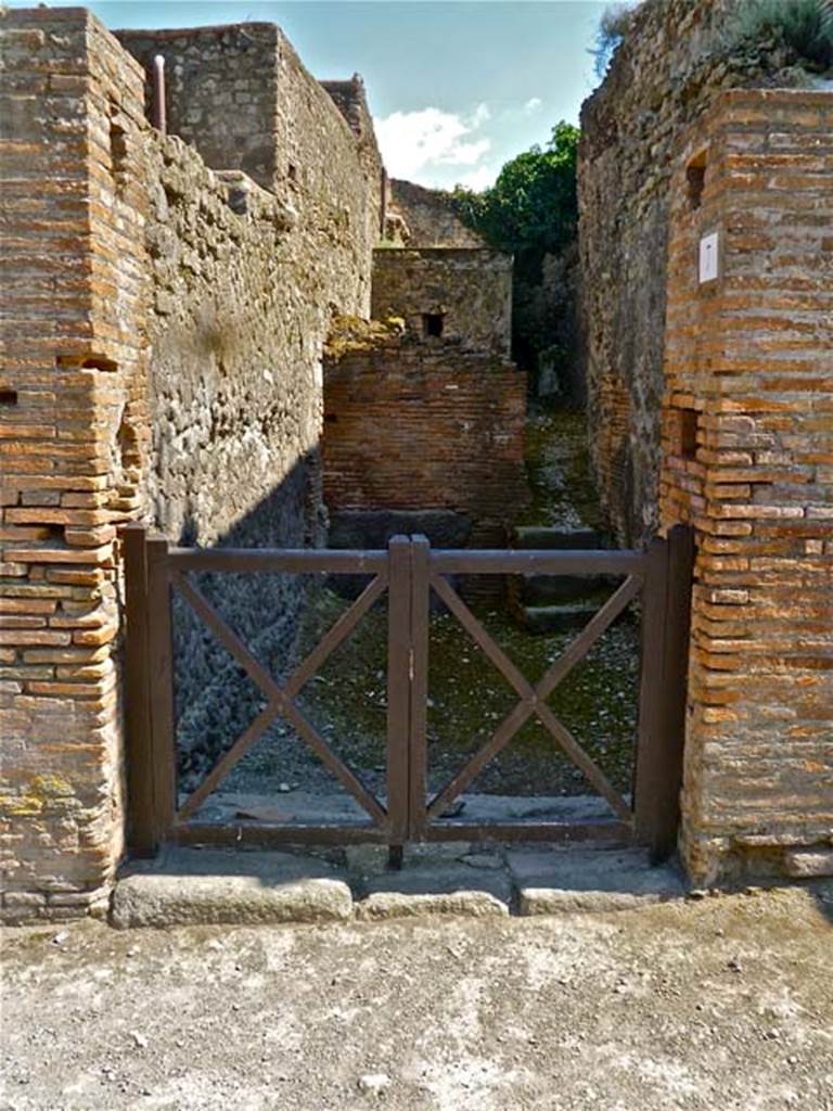 VII.5.7 Pompeii.  Entrance to Forum Baths.  December 2007.  Entrance.