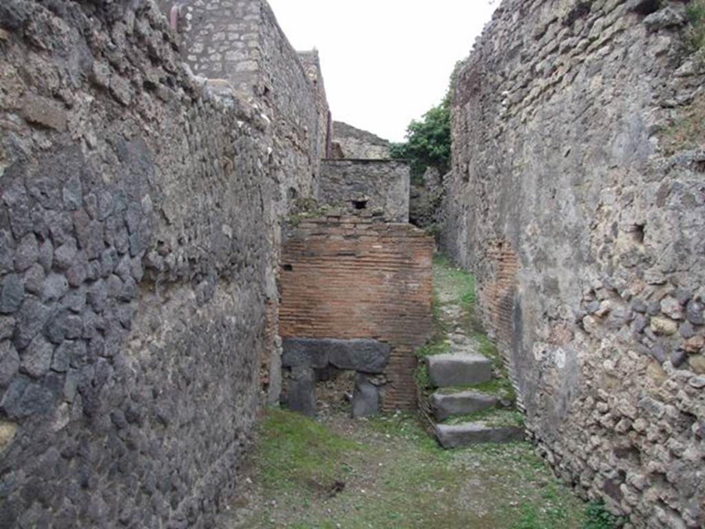 VII.5.7 Pompeii. May 2005. Praefurnium or furnace room between the men’s and women’s baths. The corridor (24) from the men’s changing room (14) was on the left in front of the praefurnium feed. Behind the praefurnium were (in sequence) 
Boiler (28) for hot water (for caldarium). 
Boiler (29) for warm water (for tepidarium).
Large tank (30) for keeping cold water in.