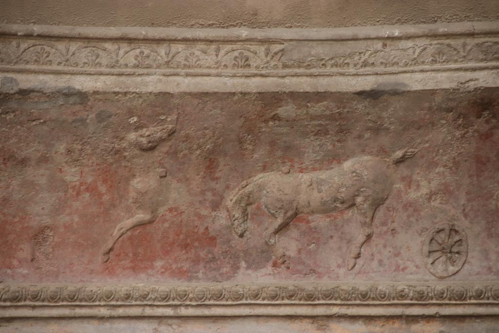 VII.5.24 Pompeii. August 2021. Frigidarium, detail of plasterwork showing two-horse chariot and cupid.
Foto Annette Haug, ERC Grant 681269 DÉCOR.

