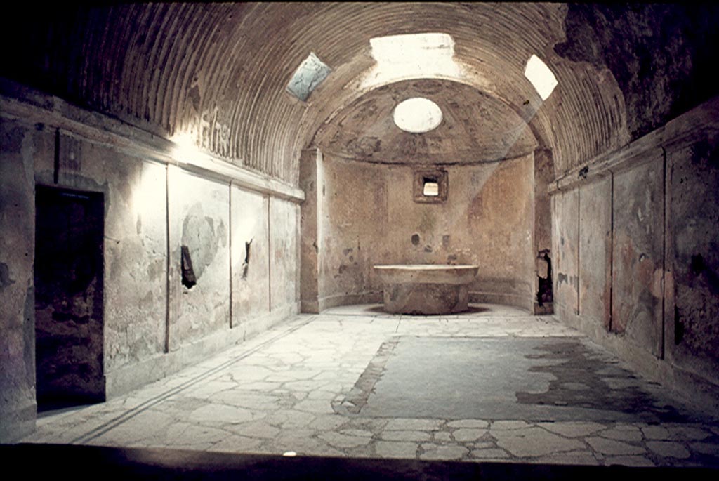 VII.5.24 Pompeii. January 1977. Looking south in caldarium (39). Photo courtesy of David Hingston.