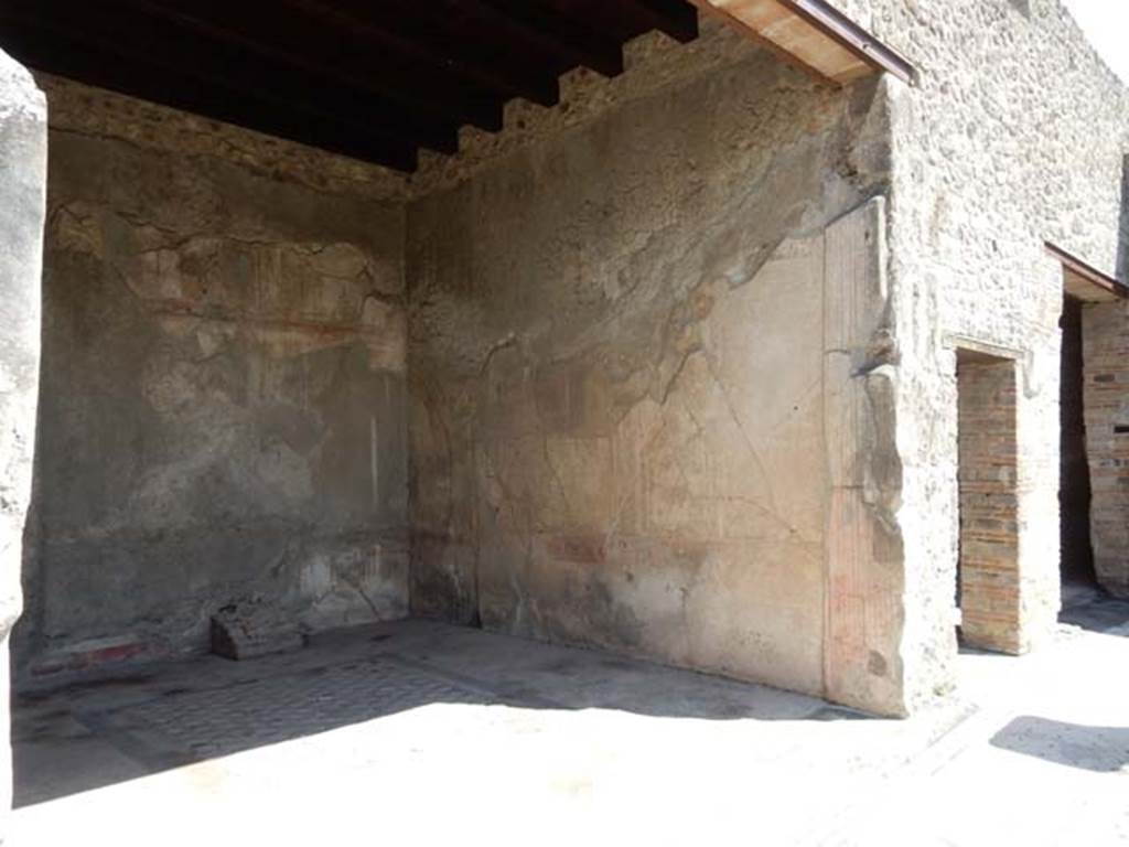 VII.7.5, Pompeii. May 2018. Exedra (u), opening full width onto north portico. Photo courtesy of Buzz Ferebee.