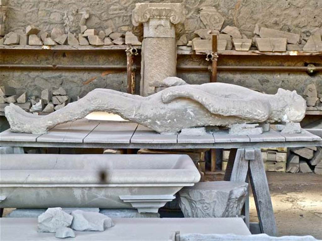 VII.7.29 Pompeii. October 2001. Plaster cast of body. Photo courtesy of Peter Woods.