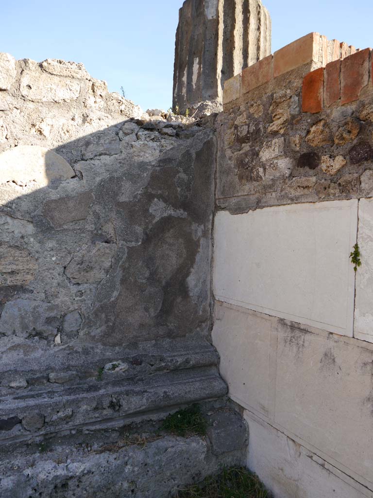 VII.7.32, Pompeii. September 2018. Detail of south-west corner of cella base,  near steps.  
Foto Anne Kleineberg, ERC Grant 681269 DÉCOR.
