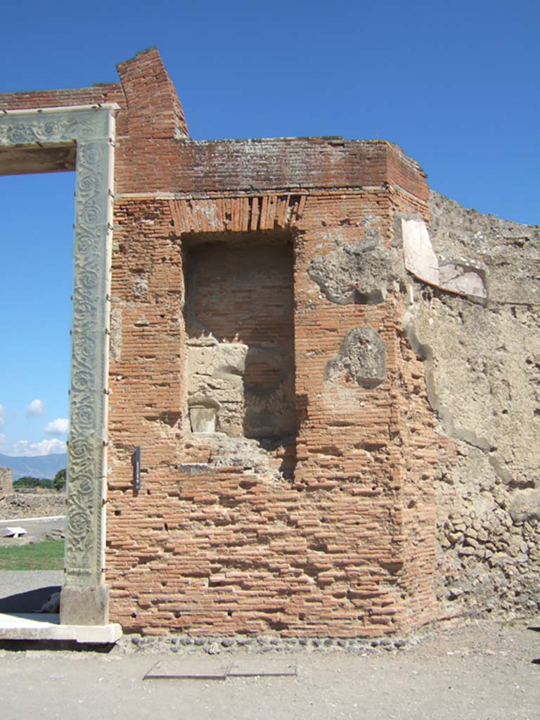 VII.9.1 Pompeii. September 2005. Portico 1. South end. Small niche between entrance 6 and apsidal niche 4.