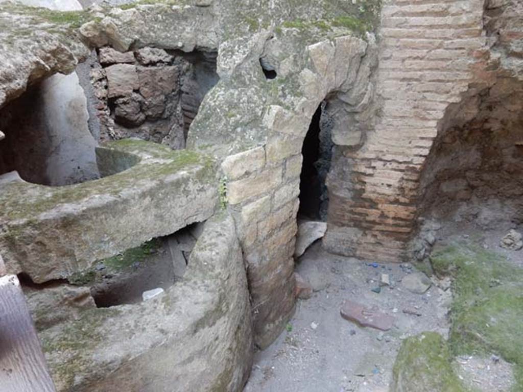 VII.9.1 Pompeii. March 2014. East side of room 8.
Foto Annette Haug, ERC Grant 681269 DÉCOR.
