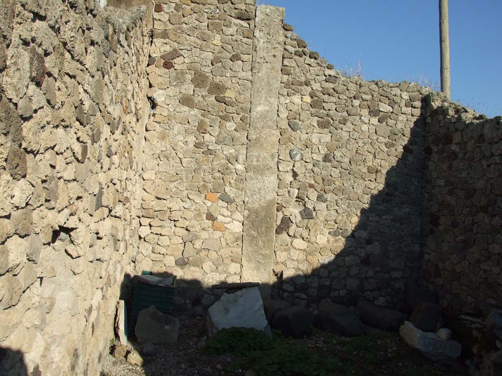 VII.16.13 Pompeii. December 2007. Corridor 40, looking east to upper level. Room 30 is on the left. Rooms 50, 22 and 23 are on the right.
